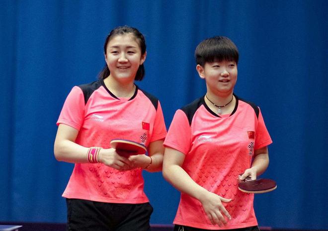 足球市场中 足球市场中